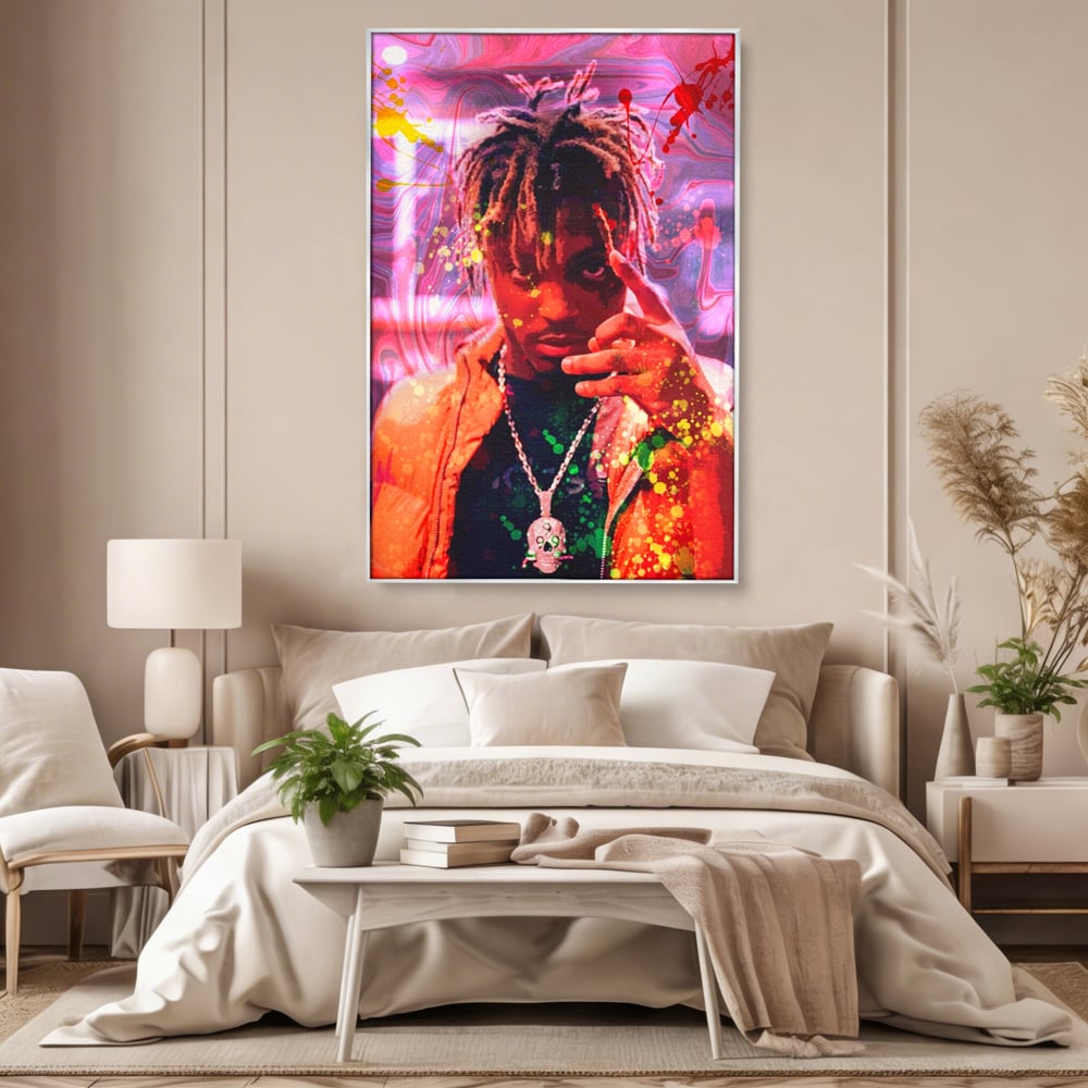 Tablou canvas cu tablou portret juice wrld, in rama de aluminiu argintiu, pe perete intr-un dormitor