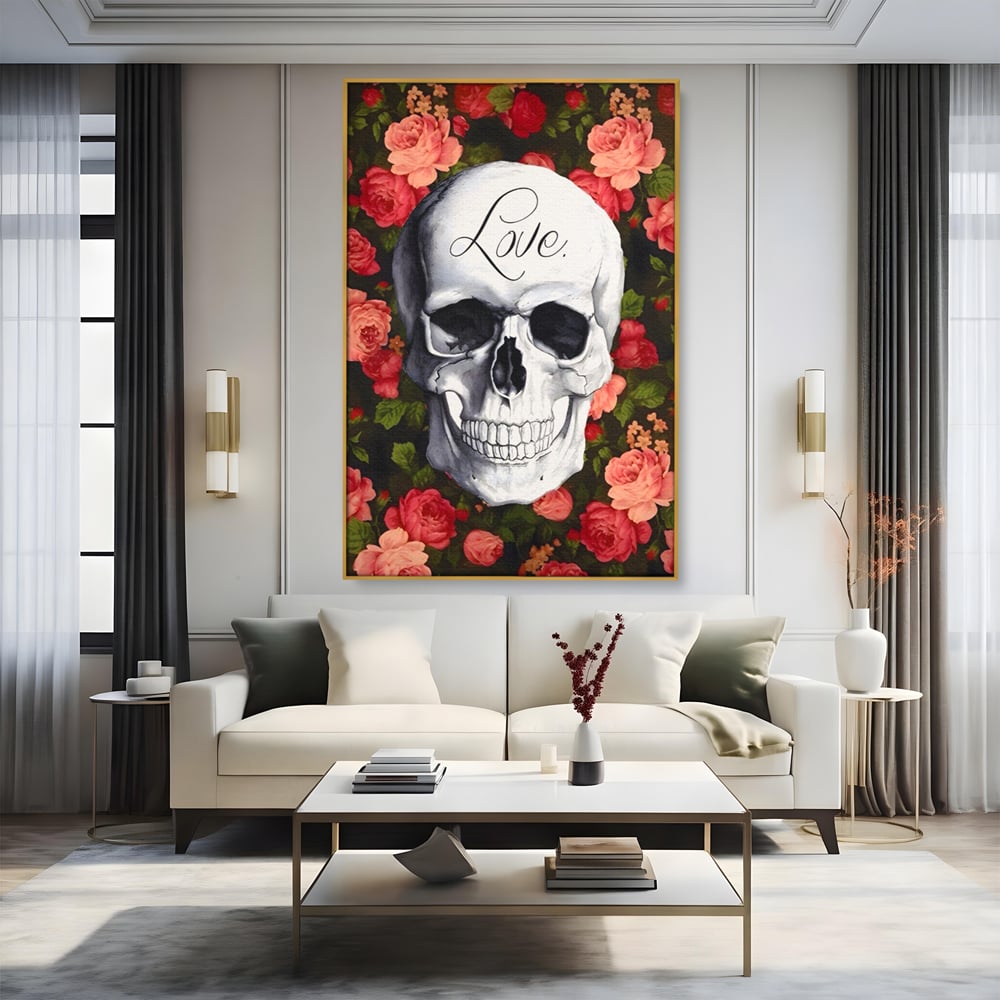 Tablou canvas cu tablou canvas cu craniu si trandafiri, in rama de aluminiu auriu, pe perete intr-un living