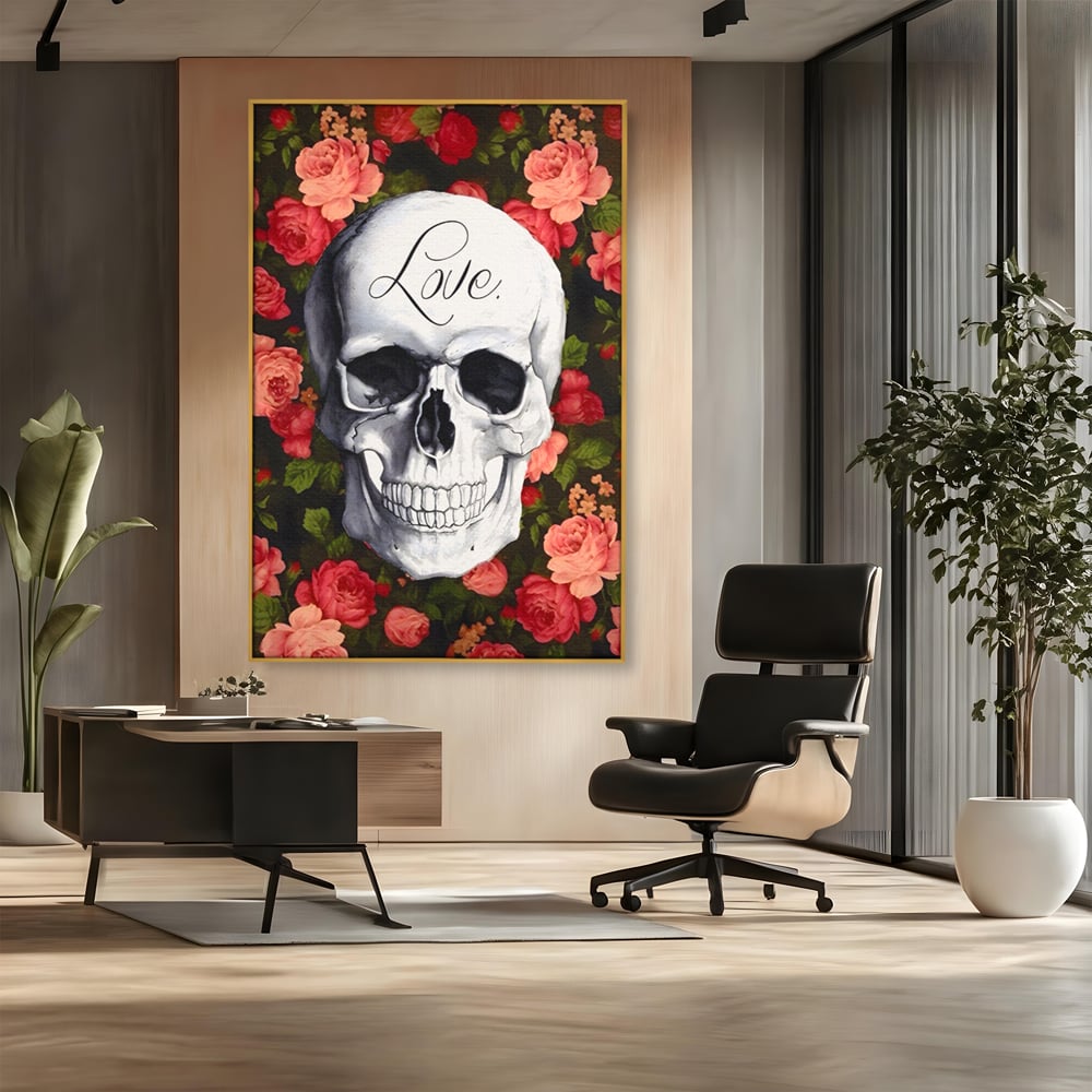 Tablou canvas cu tablou canvas cu craniu si trandafiri, in rama de aluminiu auriu, pe perete intr-un birou