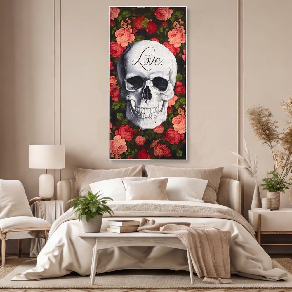 Tablou canvas cu tablou canvas cu craniu si trandafiri, in rama de aluminiu argintiu, pe perete intr-un dormitor
