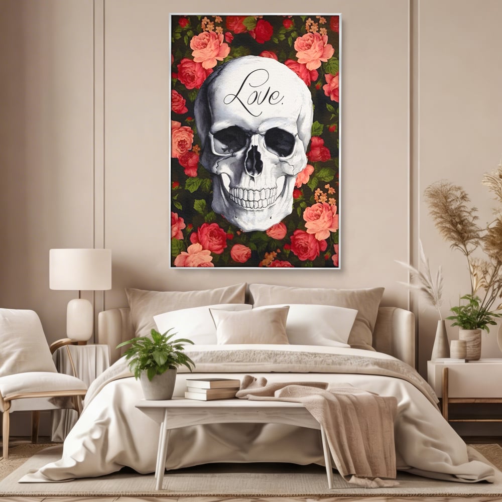Tablou canvas cu tablou canvas cu craniu si trandafiri, in rama de aluminiu argintiu, pe perete intr-un dormitor