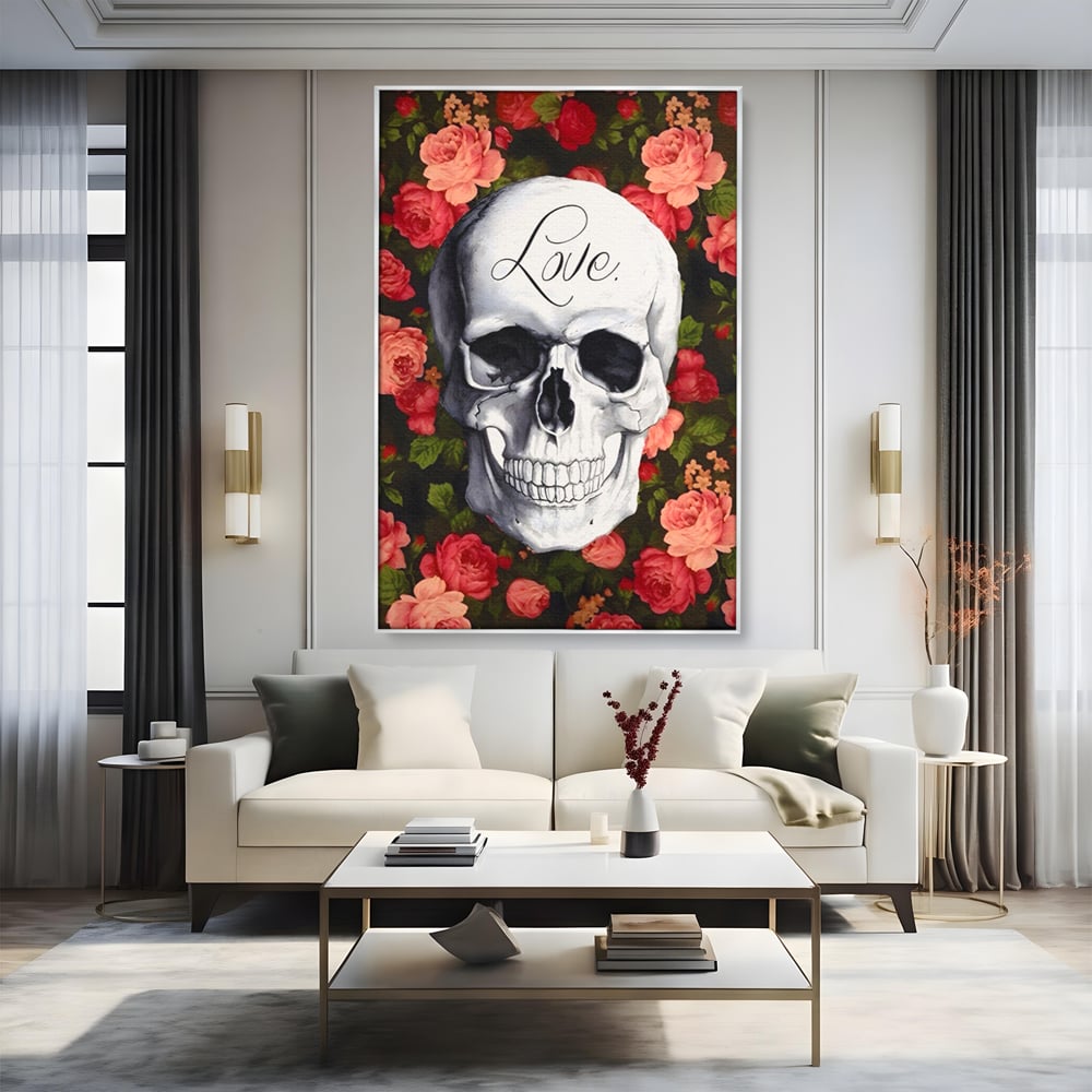 Tablou canvas cu tablou canvas cu craniu si trandafiri, in rama de aluminiu argintiu, pe perete intr-un living
