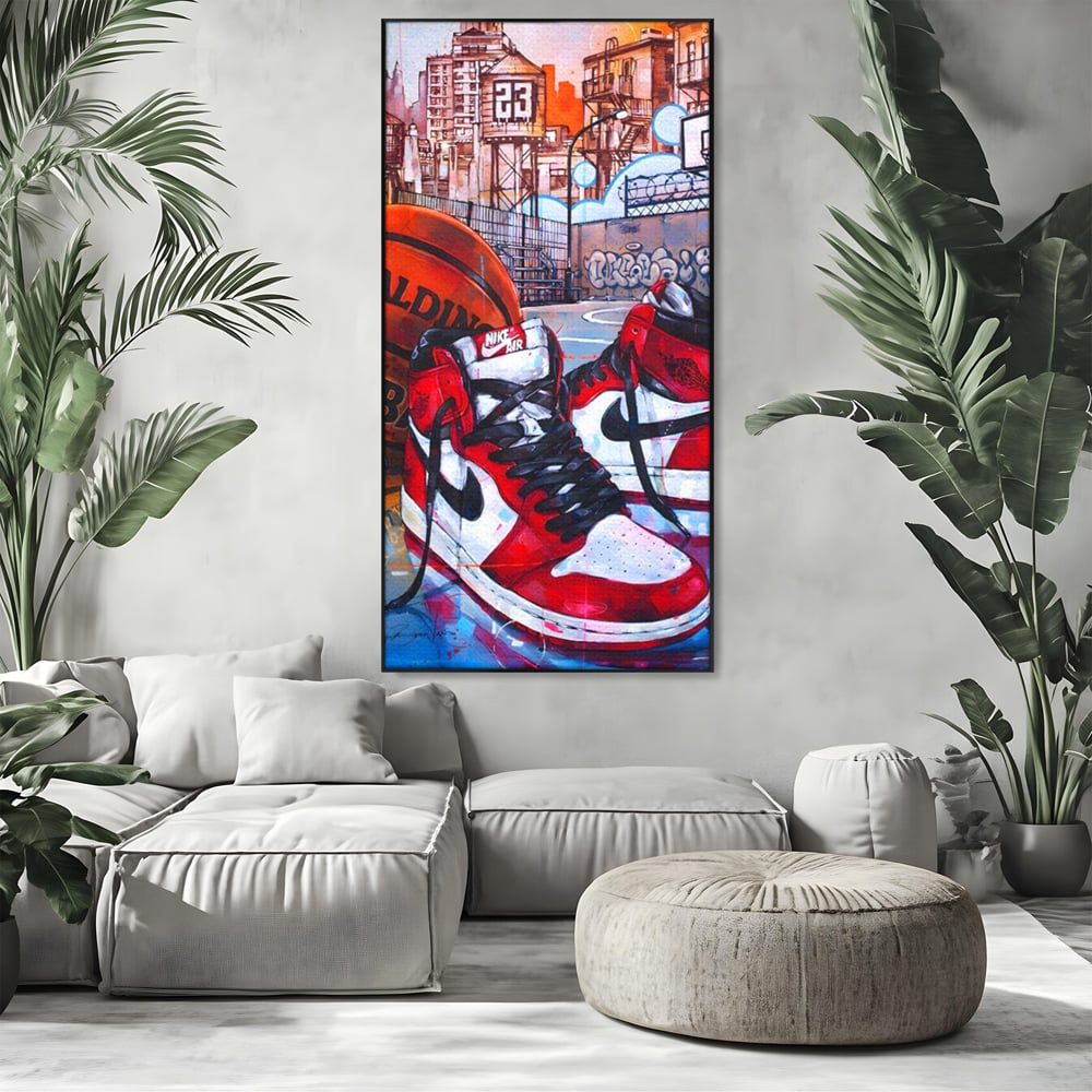 Tablou canvas cu tablou canvas cu adidasi si baschet, in rama de aluminiu negru, pe perete intr-un living