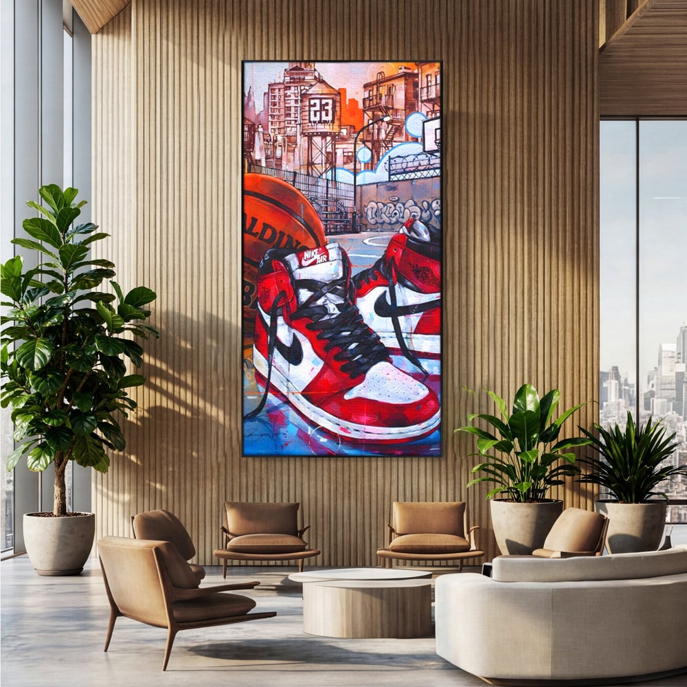 Tablou canvas cu tablou canvas cu adidasi si baschet, in rama de aluminiu negru, pe perete intr-un birou
