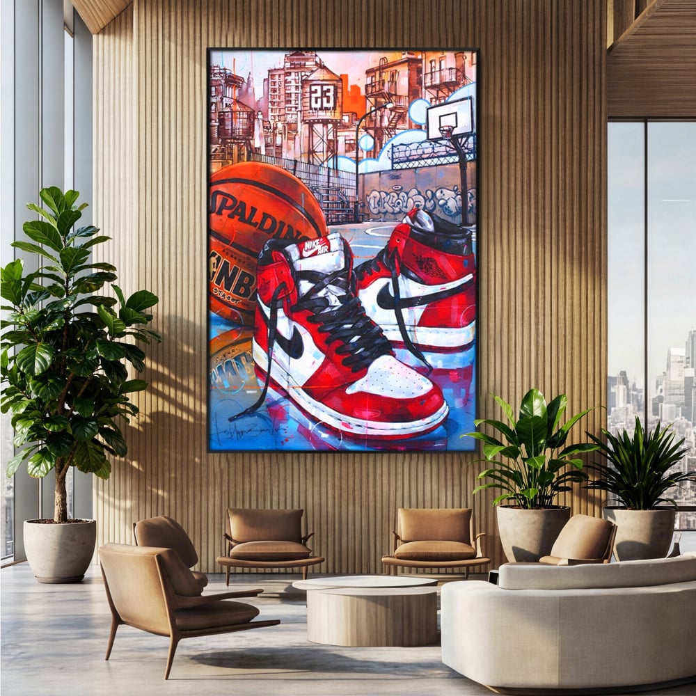 Tablou canvas cu tablou canvas cu adidasi si baschet, in rama de aluminiu negru, pe perete intr-un birou