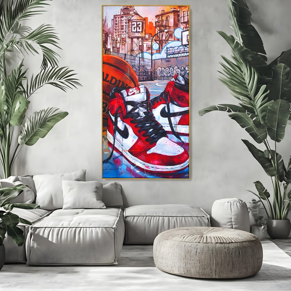 Tablou canvas cu tablou canvas cu adidasi si baschet, in rama de aluminiu auriu, pe perete intr-un living