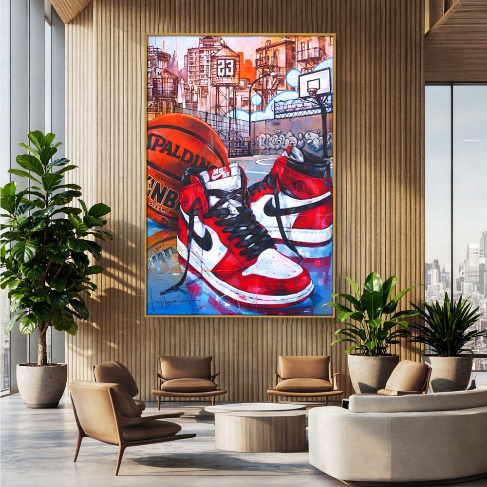 Tablou canvas cu tablou canvas cu adidasi si baschet, in rama de aluminiu auriu, pe perete intr-un birou