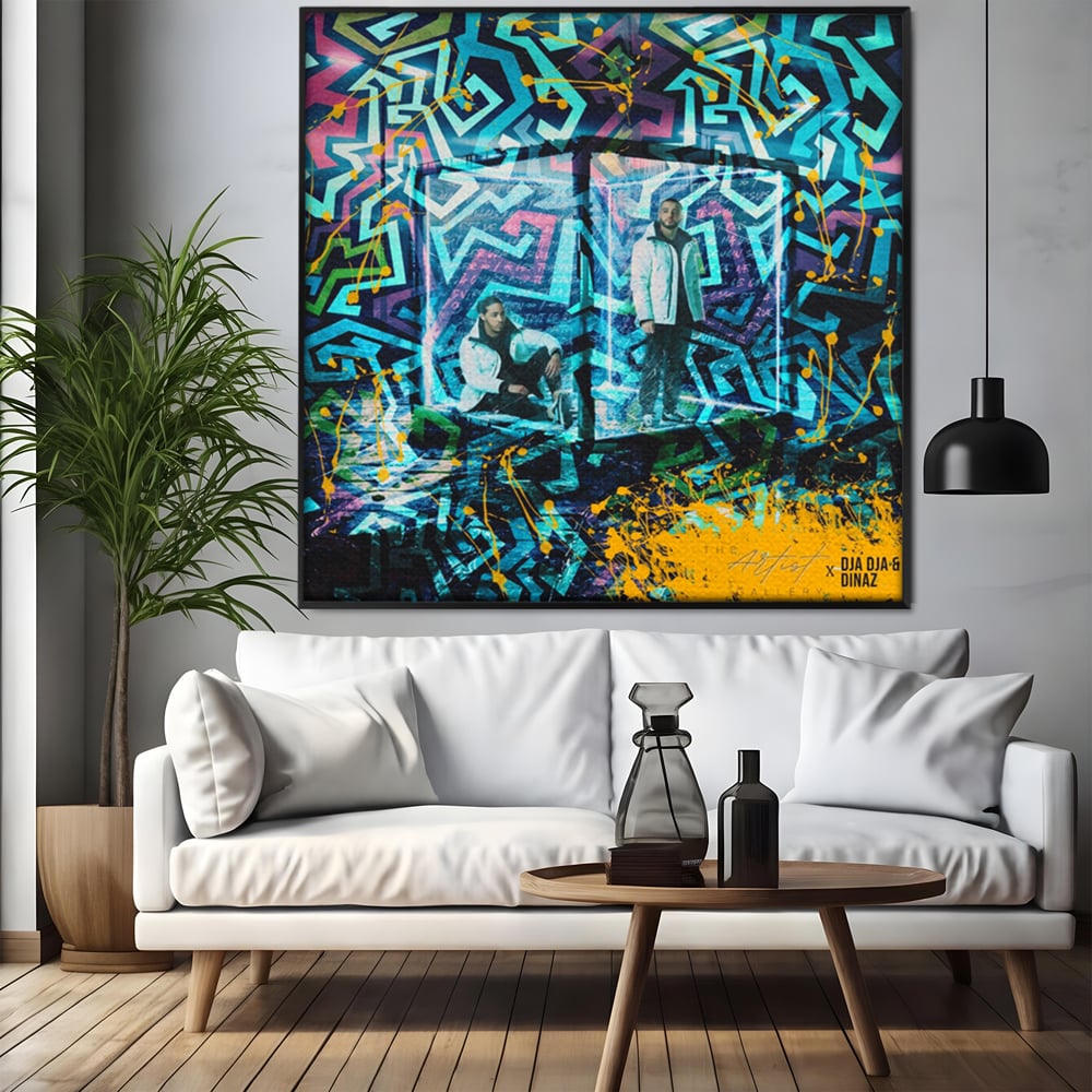 Tablou canvas cu tablou canvas cu rapperi si graffiti, in rama de aluminiu negru, pe perete intr-un living