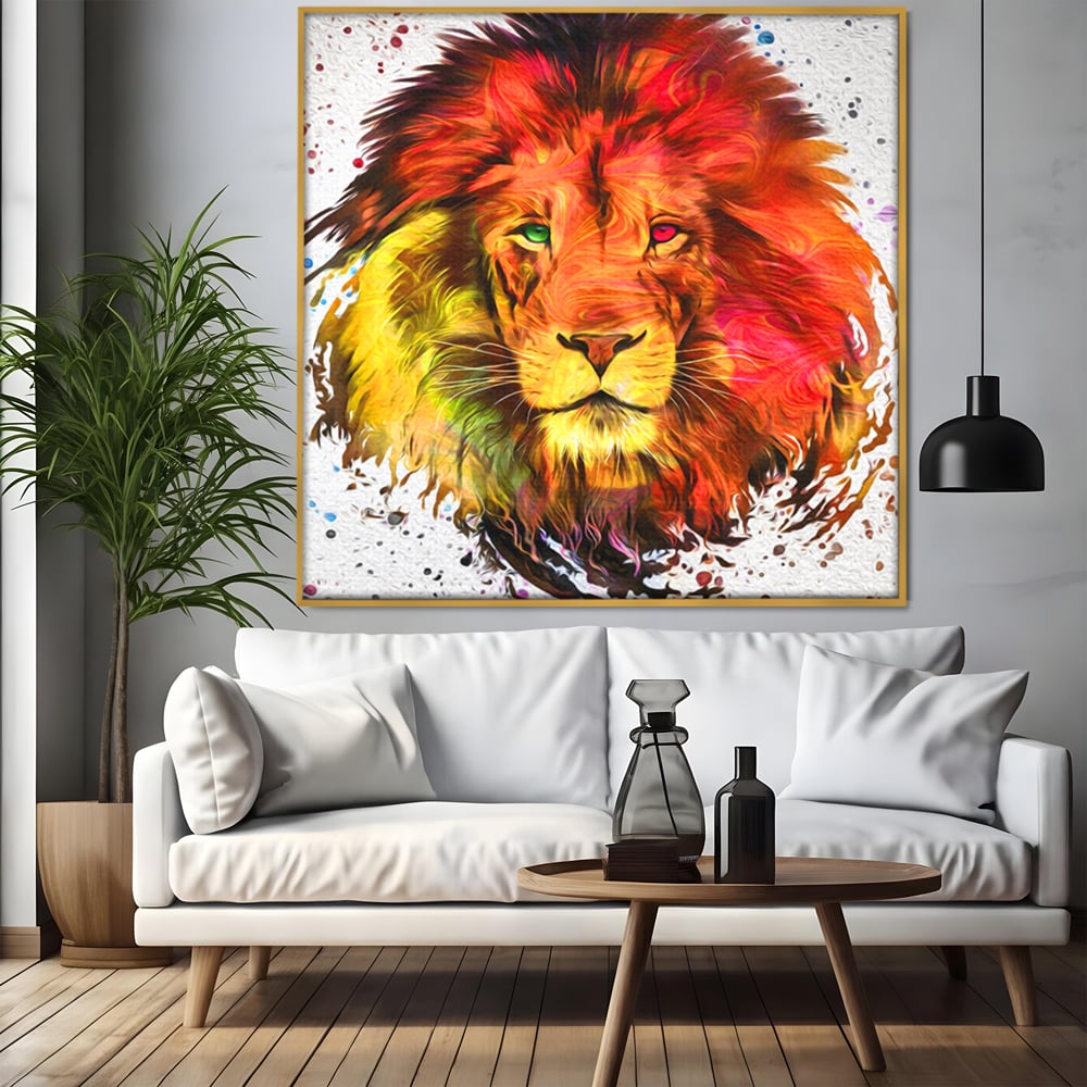 Tablou canvas cu tablou canvas cu leu colorat, in rama de aluminiu auriu, pe perete intr-un living
