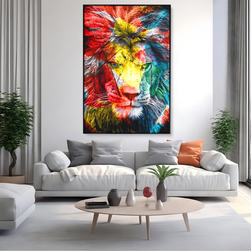 Tablou canvas cu tablou canvas cu leu colorat, in rama de aluminiu negru, pe perete intr-un living