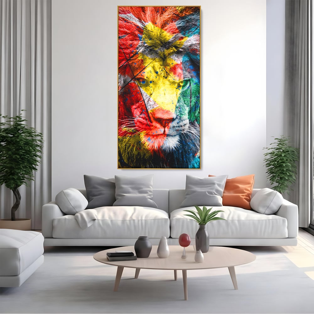 Tablou canvas cu tablou canvas cu leu colorat, in rama de aluminiu auriu, pe perete intr-un living