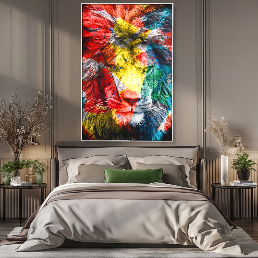 Tablou canvas cu tablou canvas cu leu colorat, in rama de aluminiu argintiu, pe perete intr-un dormitor