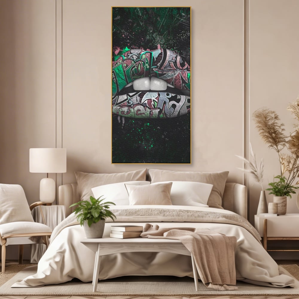 Tablou canvas cu tablou canvas cu buze si graffiti verde, in rama de aluminiu auriu, pe perete intr-un dormitor