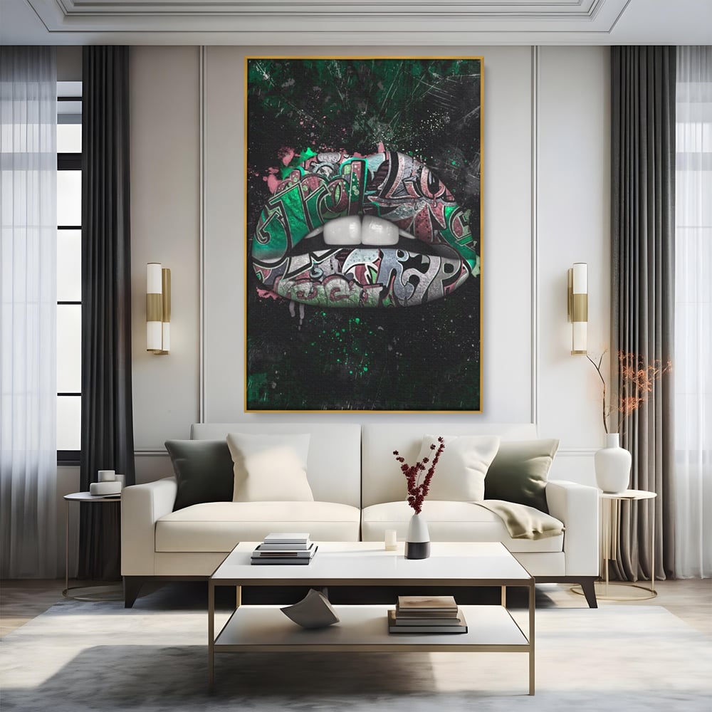 Tablou canvas cu tablou canvas cu buze si graffiti verde, in rama de aluminiu auriu, pe perete intr-un living