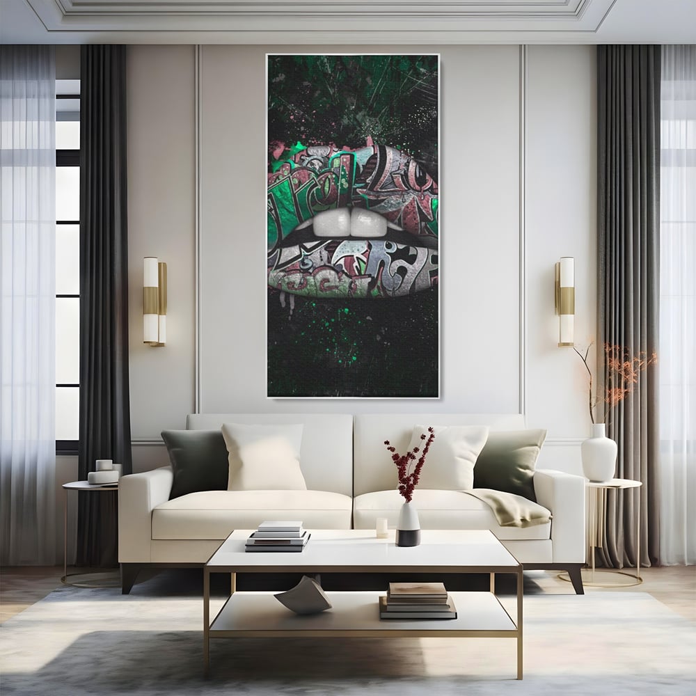 Tablou canvas cu tablou canvas cu buze si graffiti verde, in rama de aluminiu argintiu, pe perete intr-un living