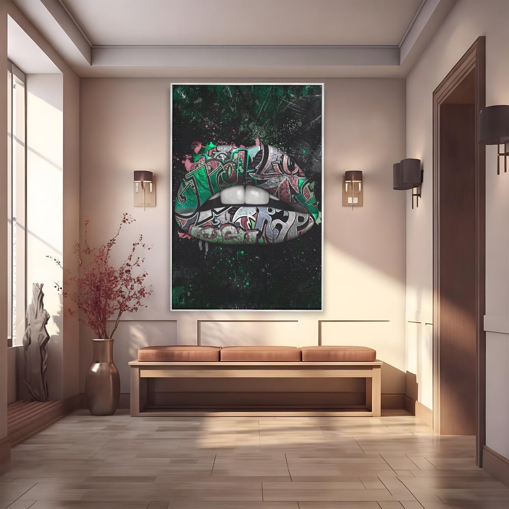 Tablou canvas cu tablou canvas cu buze si graffiti verde, in rama de aluminiu argintiu