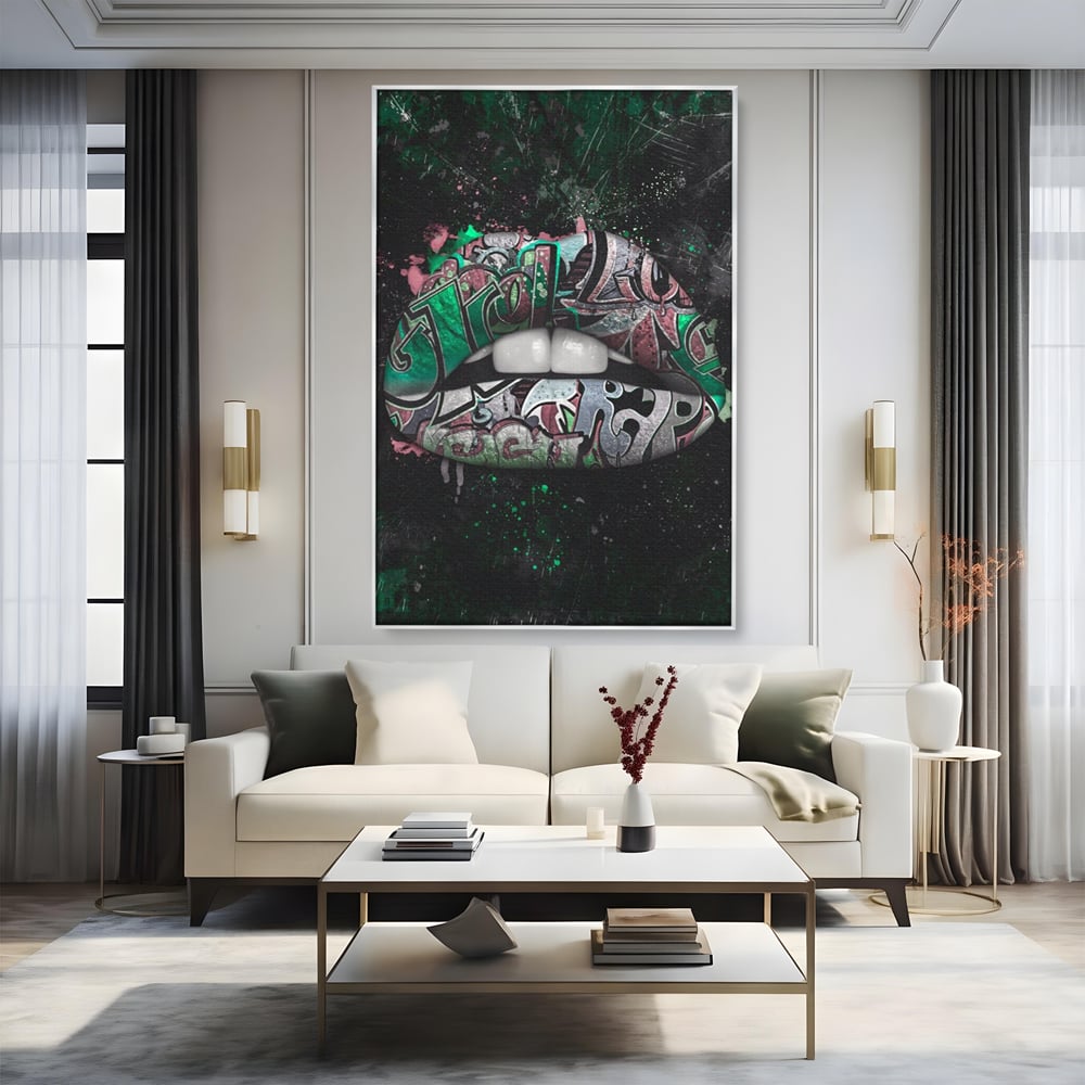 Tablou canvas cu tablou canvas cu buze si graffiti verde, in rama de aluminiu argintiu, pe perete intr-un living