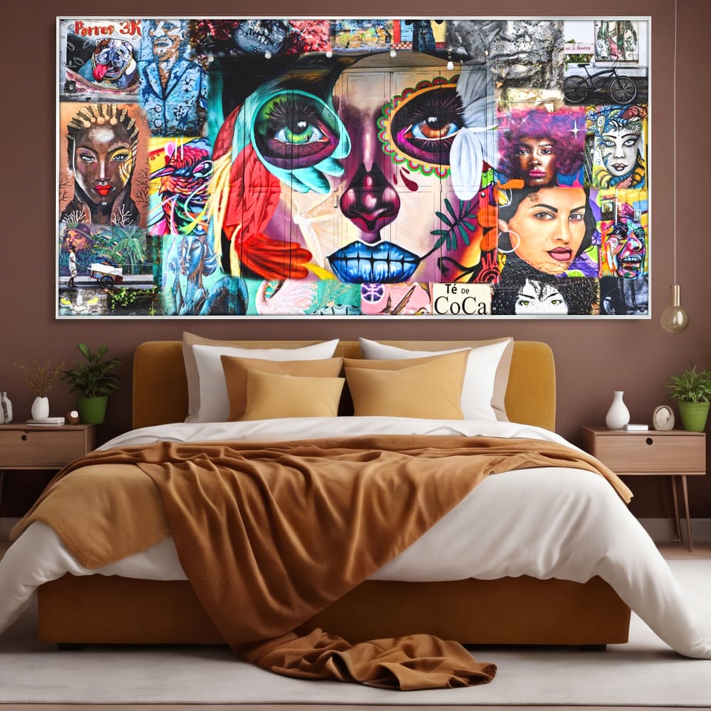 Tablou canvas cu tablou canvas cu colaj grafitti urban, in rama de aluminiu argintiu, pe perete intr-un dormitor
