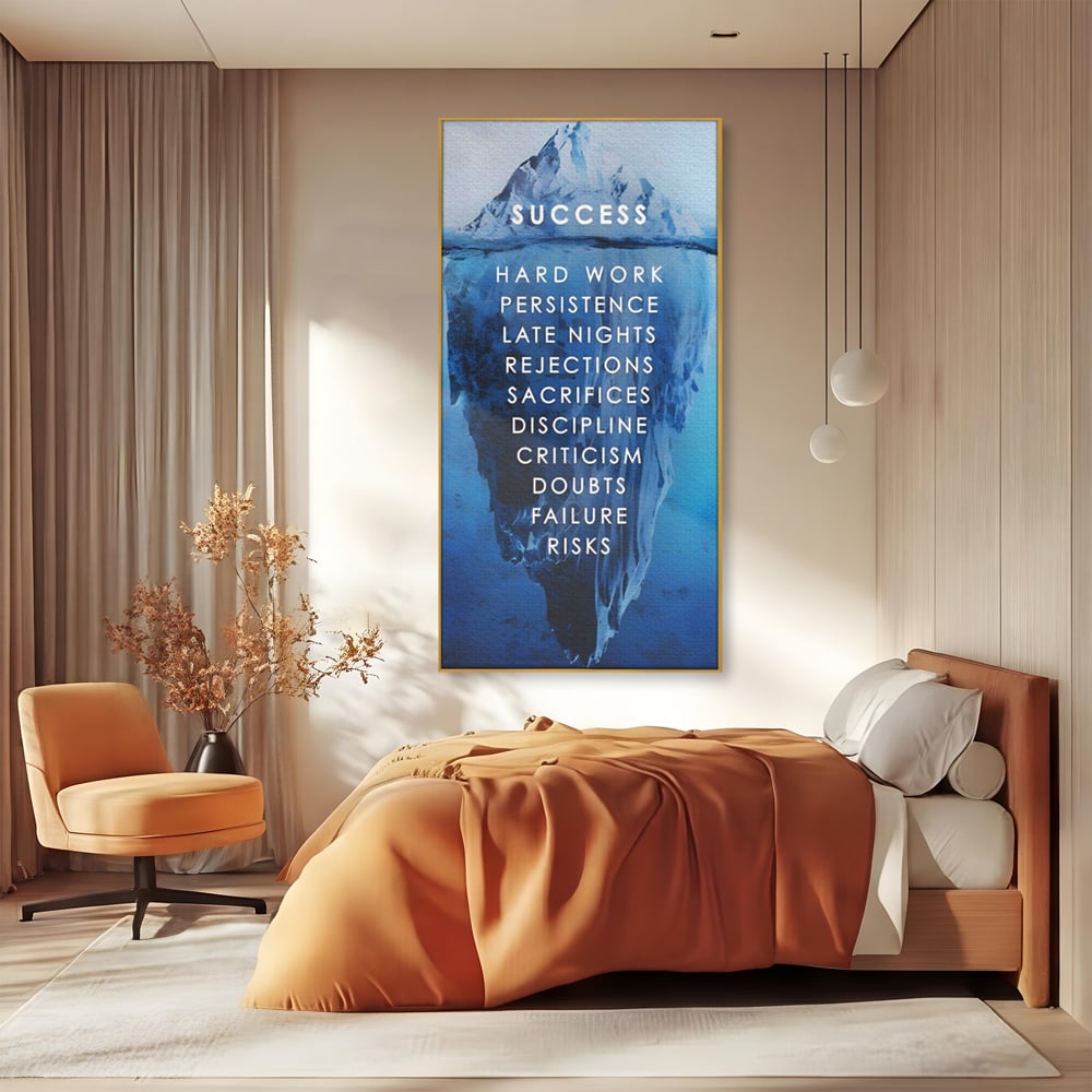 Tablou canvas cu tablou canvas motivational iceberg, in rama de aluminiu auriu, pe perete intr-un dormitor