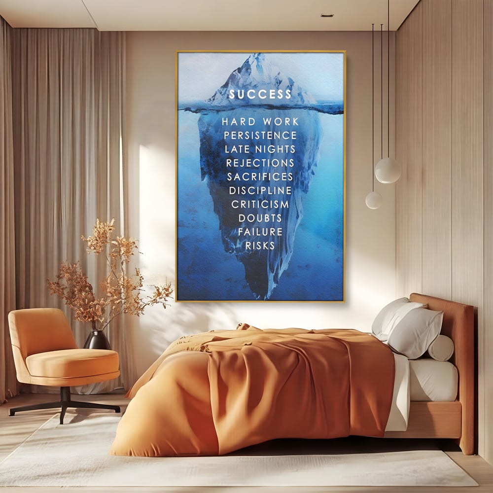 Tablou canvas cu tablou canvas motivational iceberg, in rama de aluminiu auriu, pe perete intr-un dormitor