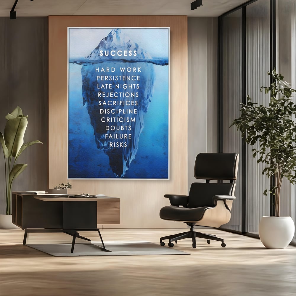 Tablou canvas cu tablou canvas motivational iceberg, in rama de aluminiu argintiu, pe perete intr-un birou