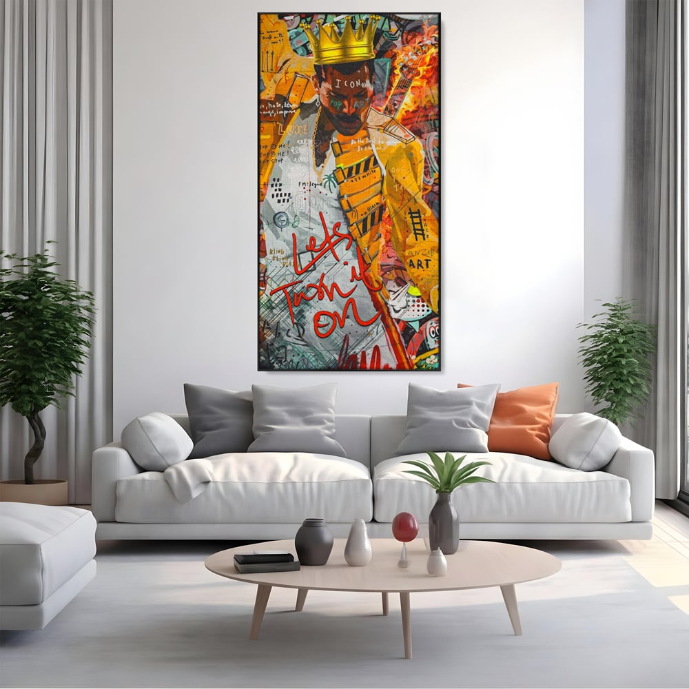 Tablou canvas cu tablou canvas cu freddie mercury stil grafitti, in rama de aluminiu negru, pe perete intr-un living