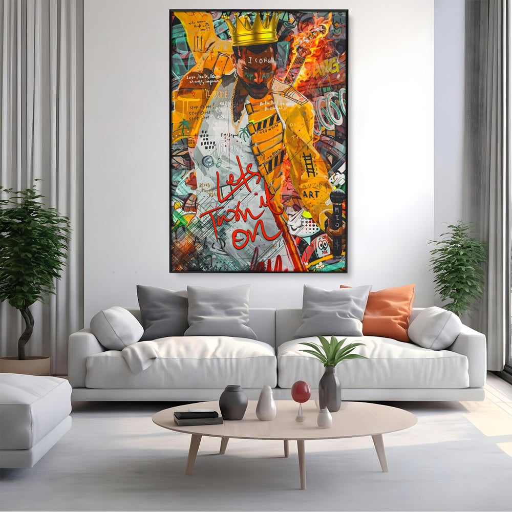 Tablou canvas cu tablou canvas cu freddie mercury stil grafitti, in rama de aluminiu negru, pe perete intr-un living