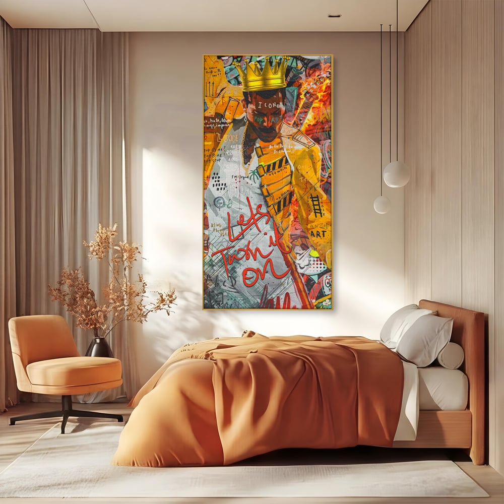 Tablou canvas cu tablou canvas cu freddie mercury stil grafitti, in rama de aluminiu auriu, pe perete intr-un dormitor