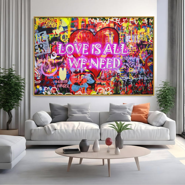 Tablou canvas cu tablou canvas cu graffiti si inima, in rama de aluminiu auriu, pe perete intr-un living