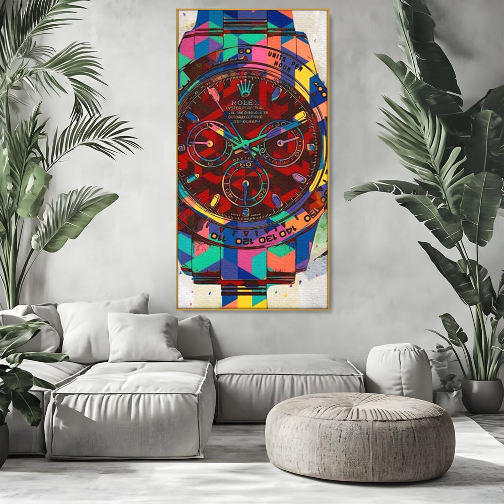 Tablou canvas cu tablou canvas cu ceas colorat tip rolex, in rama de aluminiu auriu, pe perete intr-un living