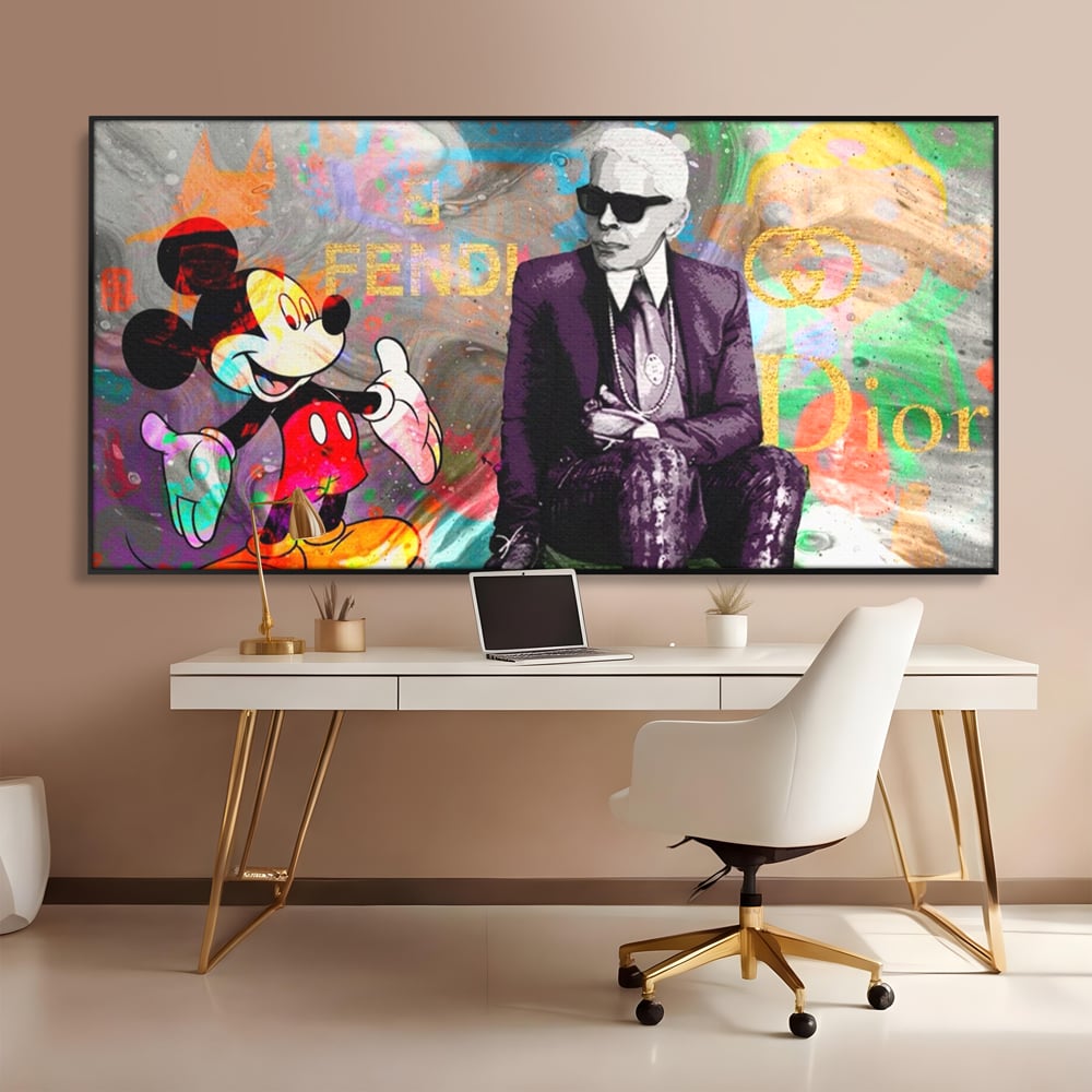 Tablou canvas cu tablou canvas cu mickey mouse si karl lagerfeld, in rama de aluminiu negru, pe perete intr-un birou