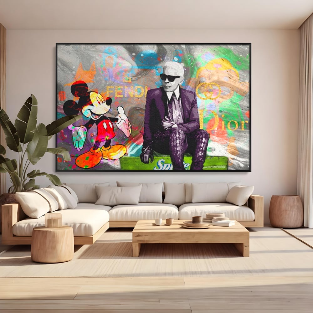 Tablou canvas cu tablou canvas cu mickey mouse si karl lagerfeld, in rama de aluminiu negru, pe perete intr-un living