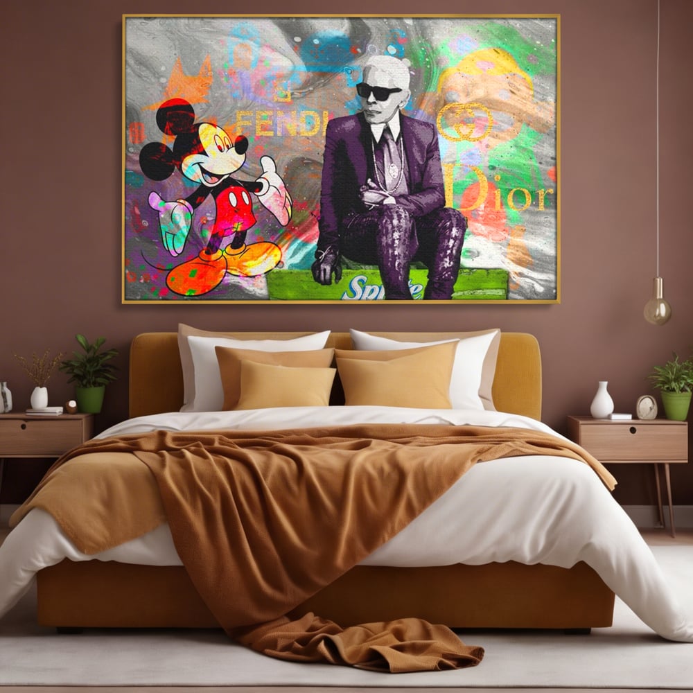Tablou canvas cu tablou canvas cu mickey mouse si karl lagerfeld, in rama de aluminiu auriu, pe perete intr-un dormitor
