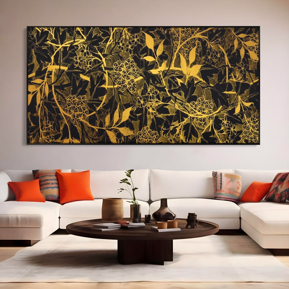 Tablou canvas cu model floral auriu pe fond negru, in rama de aluminiu negru, pe perete intr-un living