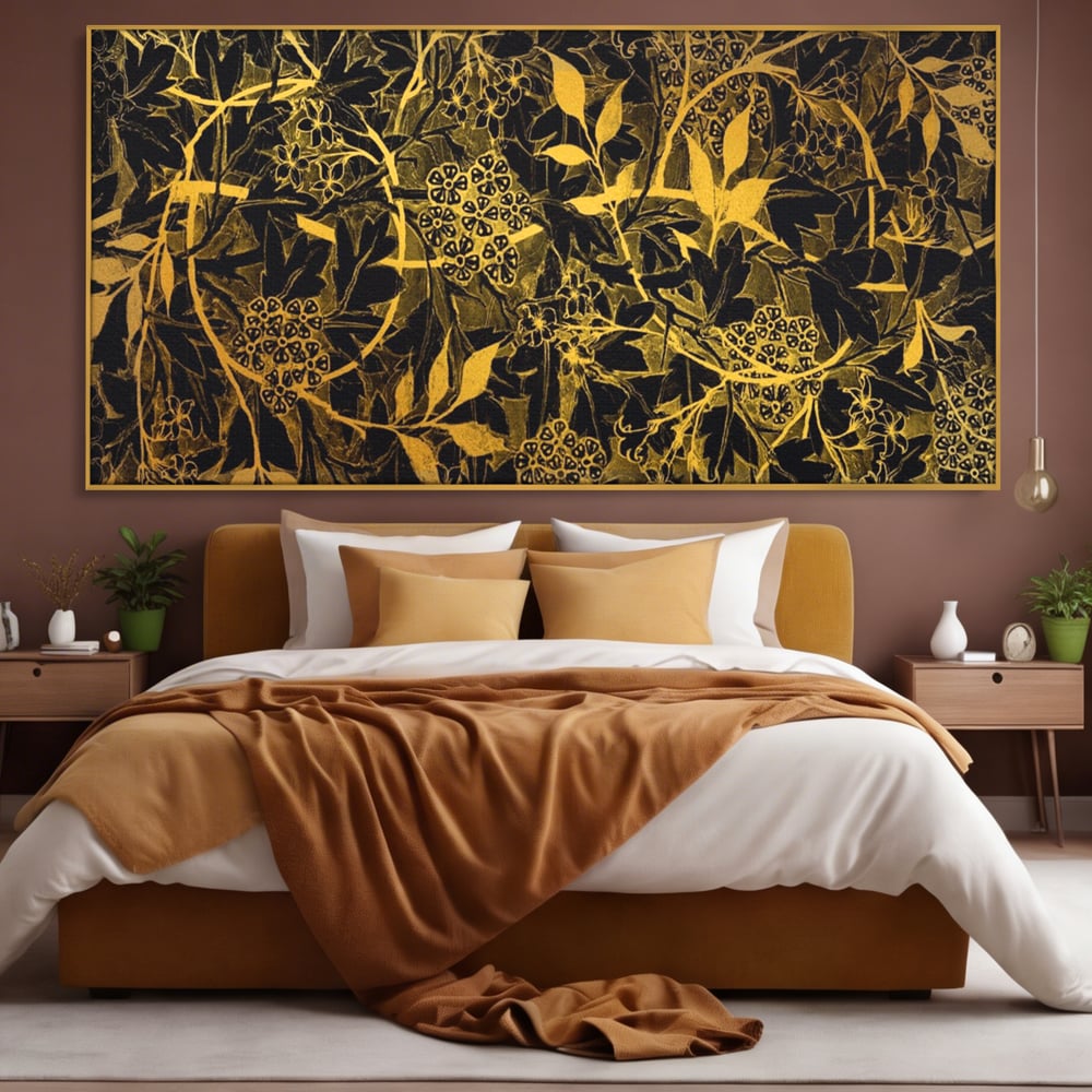Tablou canvas cu model floral auriu pe fond negru, in rama de aluminiu auriu, pe perete intr-un dormitor