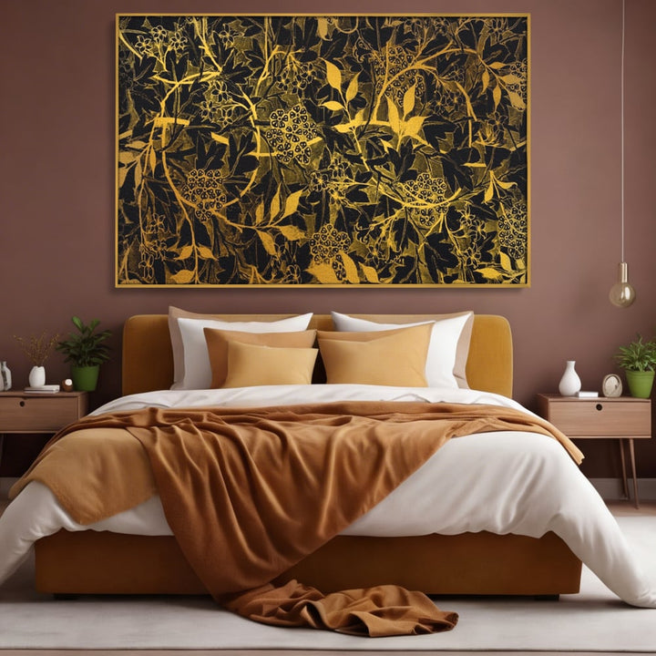 Tablou canvas cu model floral auriu pe fond negru, in rama de aluminiu auriu, pe perete intr-un dormitor