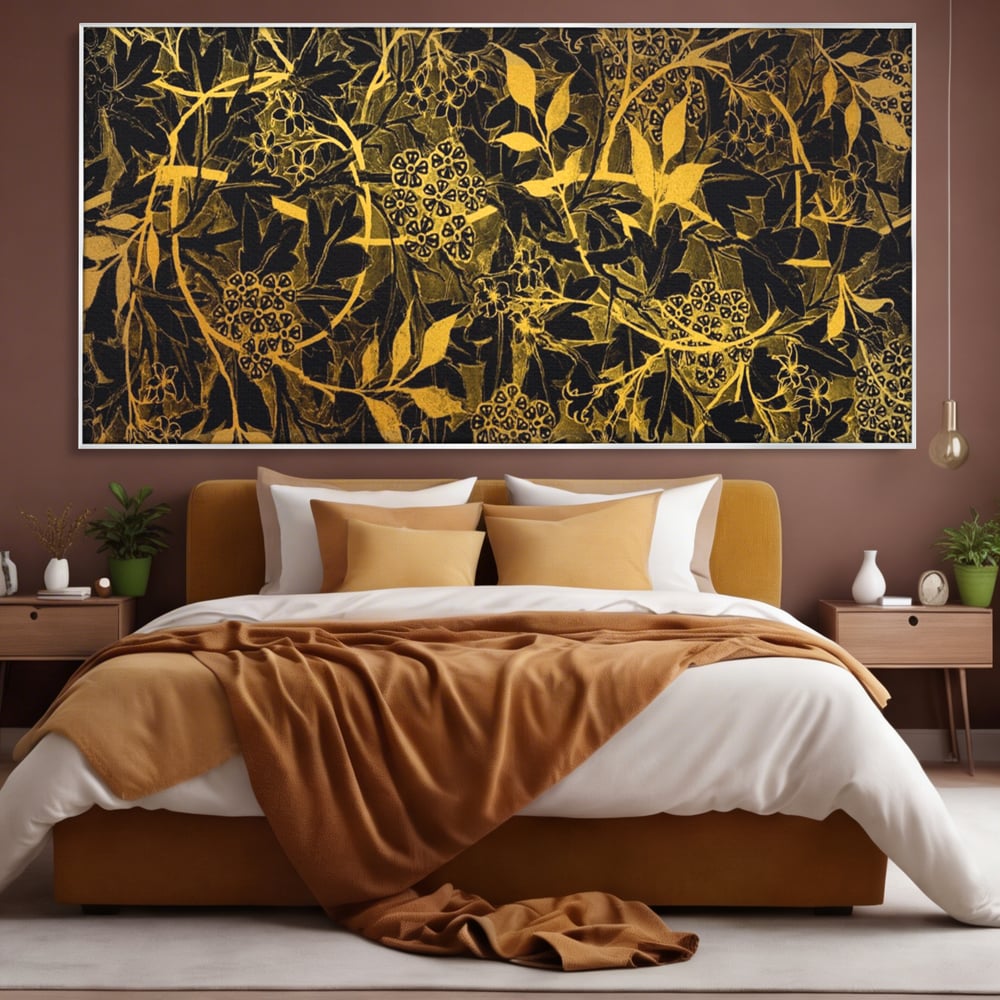 Tablou canvas cu model floral auriu pe fond negru, in rama de aluminiu argintiu, pe perete intr-un dormitor