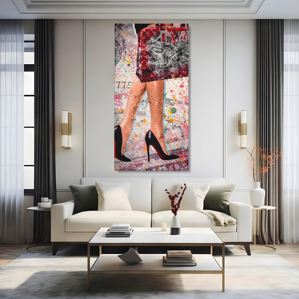 Tablou canvas cu tablou canvas cu silueta feminina si geanta rosie, fara rama, pe sasiu de lemn, pe perete intr-un living
