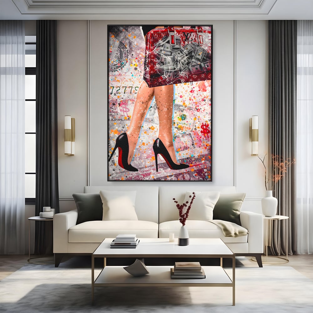 Tablou canvas cu tablou canvas cu silueta feminina si geanta rosie, in rama de aluminiu negru, pe perete intr-un living