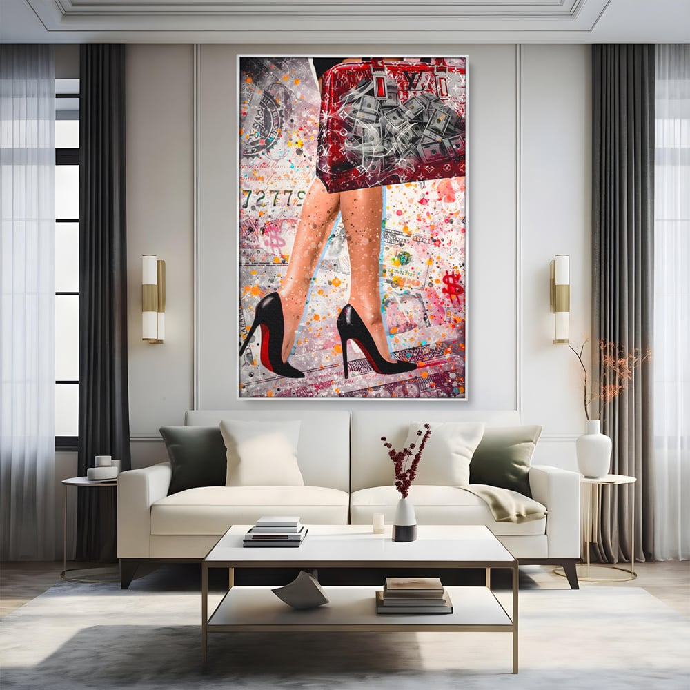 Tablou canvas cu tablou canvas cu silueta feminina si geanta rosie, in rama de aluminiu argintiu, pe perete intr-un living