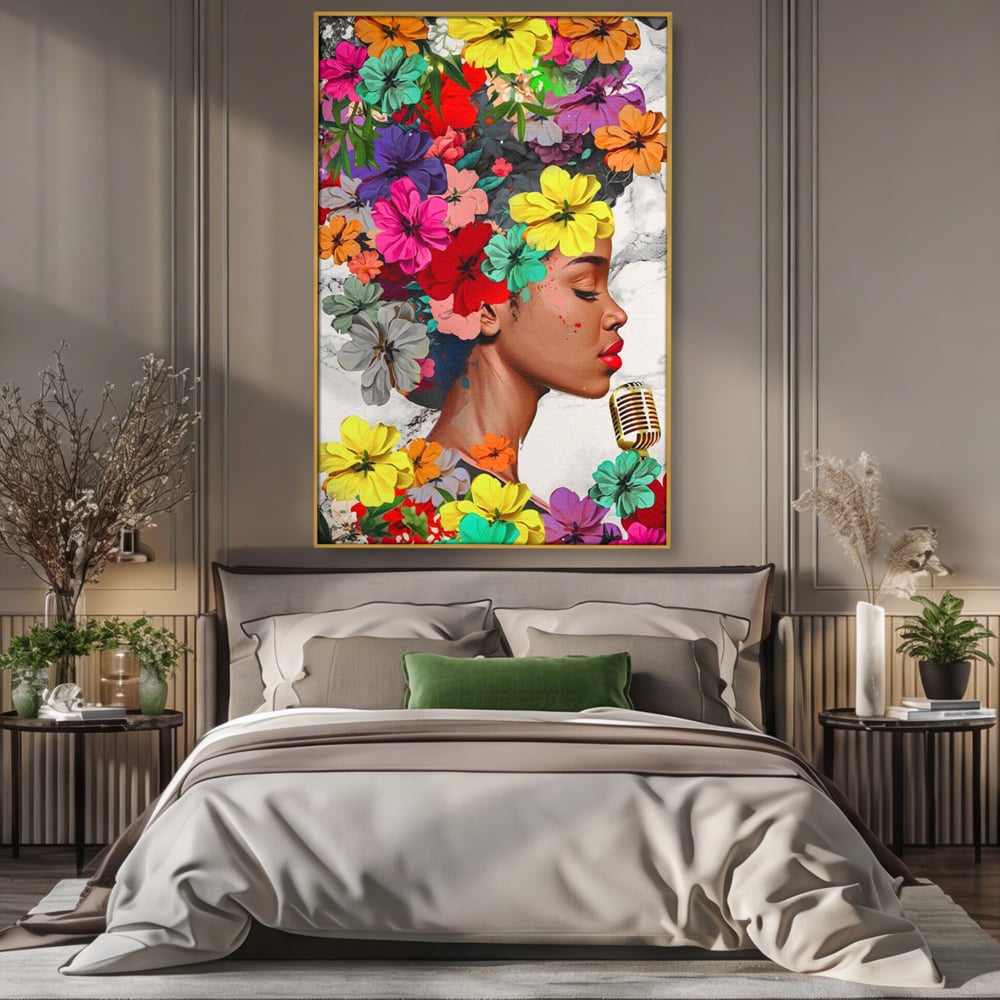 Tablou canvas cu tablou canvas cu fata si flori, in rama de aluminiu auriu, pe perete intr-un dormitor