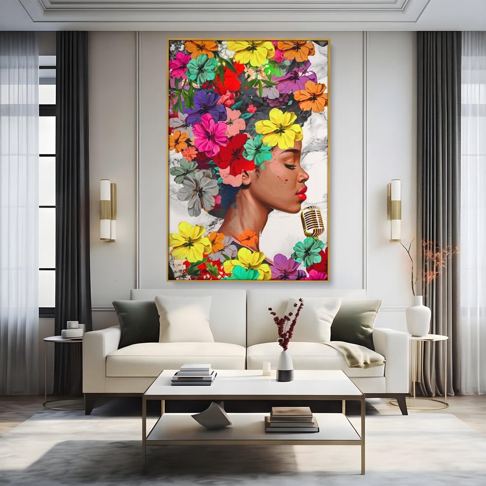 Tablou canvas cu tablou canvas cu fata si flori, in rama de aluminiu auriu, pe perete intr-un living