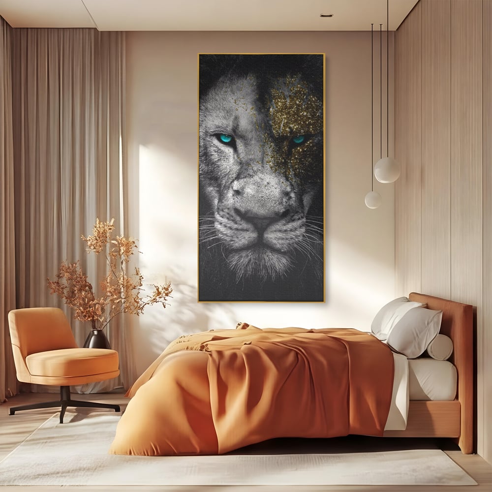 Tablou canvas cu tablou canvas cu leu si ochi albastri, in rama de aluminiu auriu, pe perete intr-un dormitor