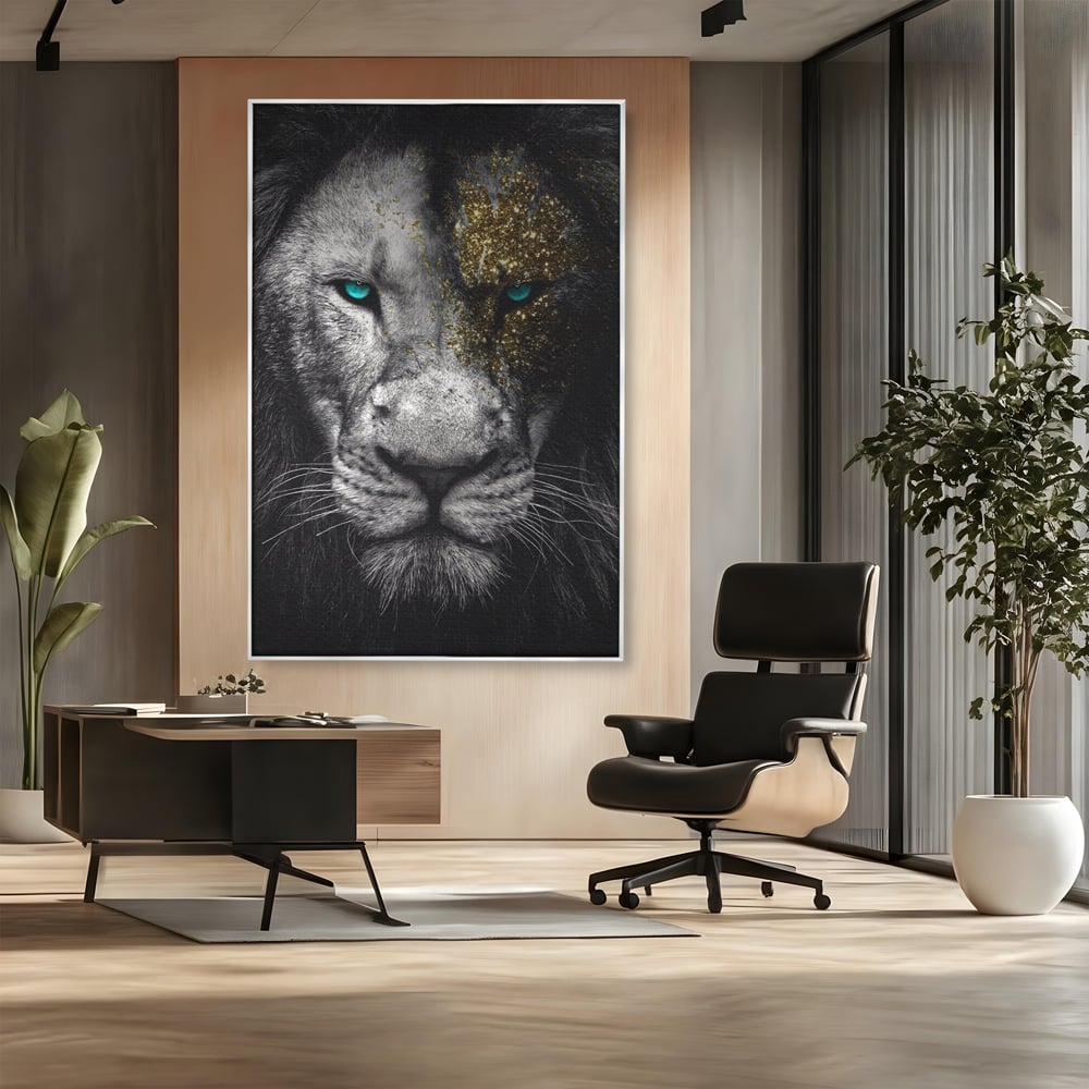 Tablou canvas cu tablou canvas cu leu si ochi albastri, in rama de aluminiu argintiu, pe perete intr-un birou
