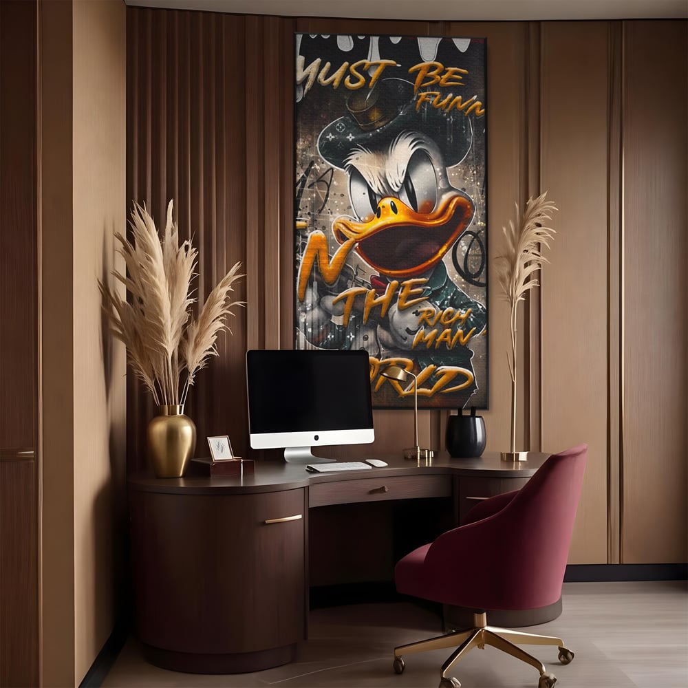 Tablou canvas cu tablou canvas cu scrooge mcduck, in rama de aluminiu negru, pe perete intr-un birou