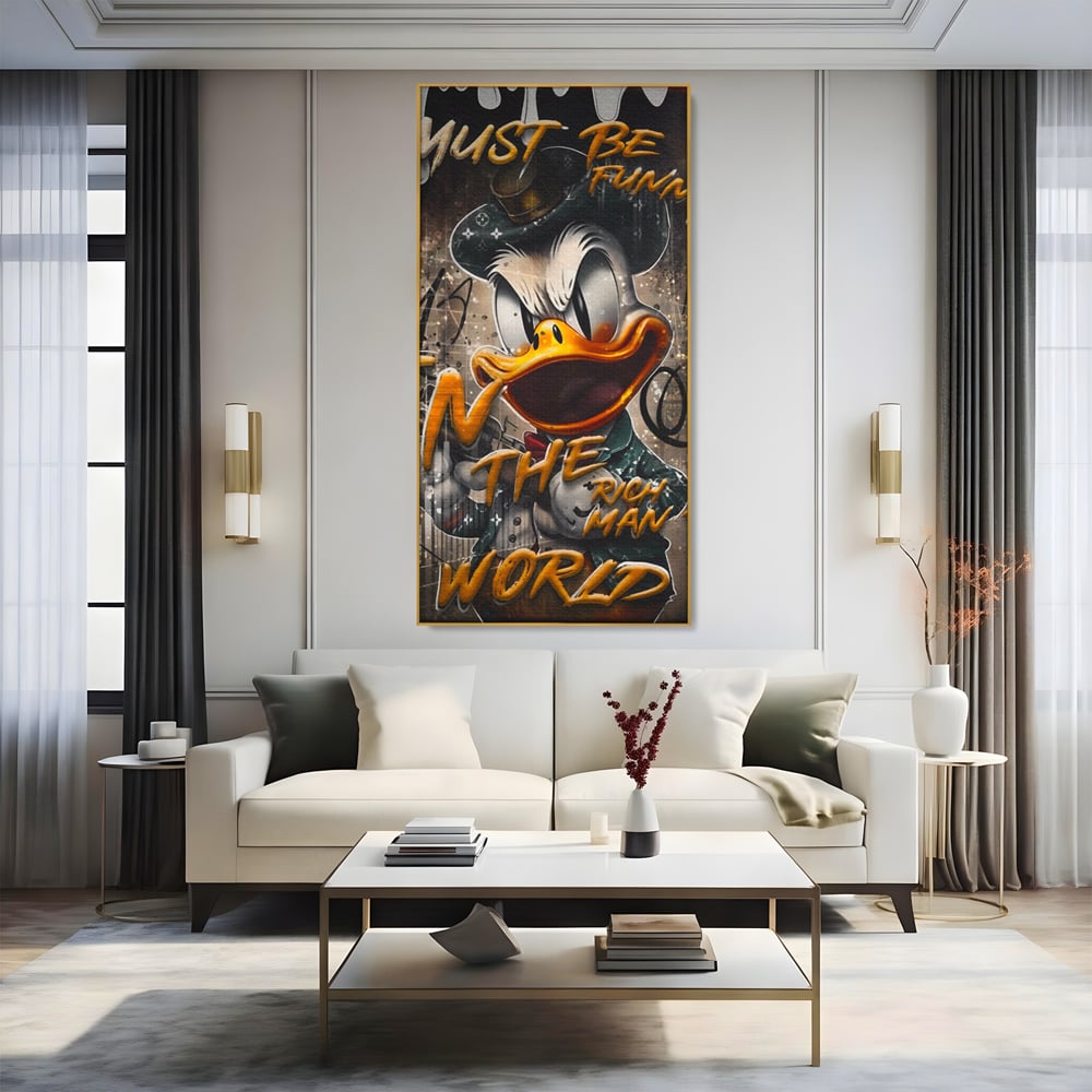 Tablou canvas cu tablou canvas cu scrooge mcduck, in rama de aluminiu auriu, pe perete intr-un living