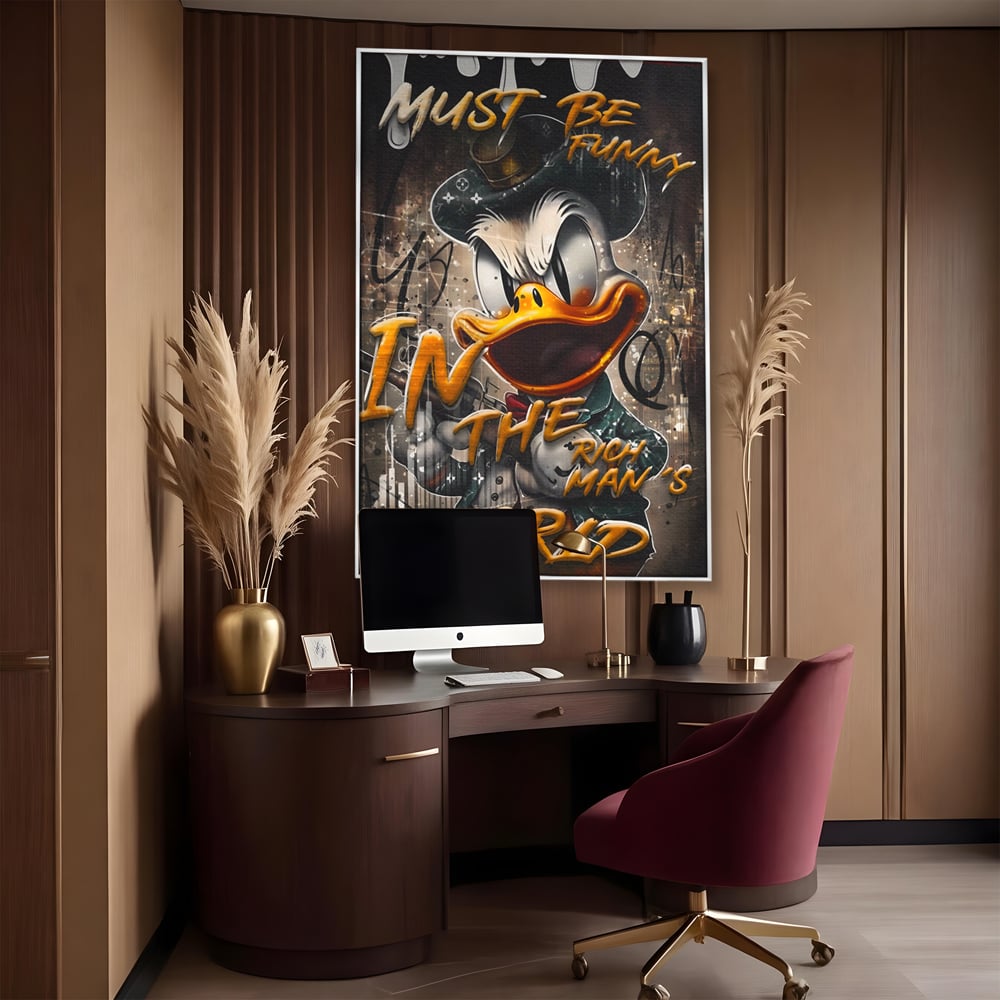 Tablou canvas cu tablou canvas cu scrooge mcduck, in rama de aluminiu argintiu, pe perete intr-un birou