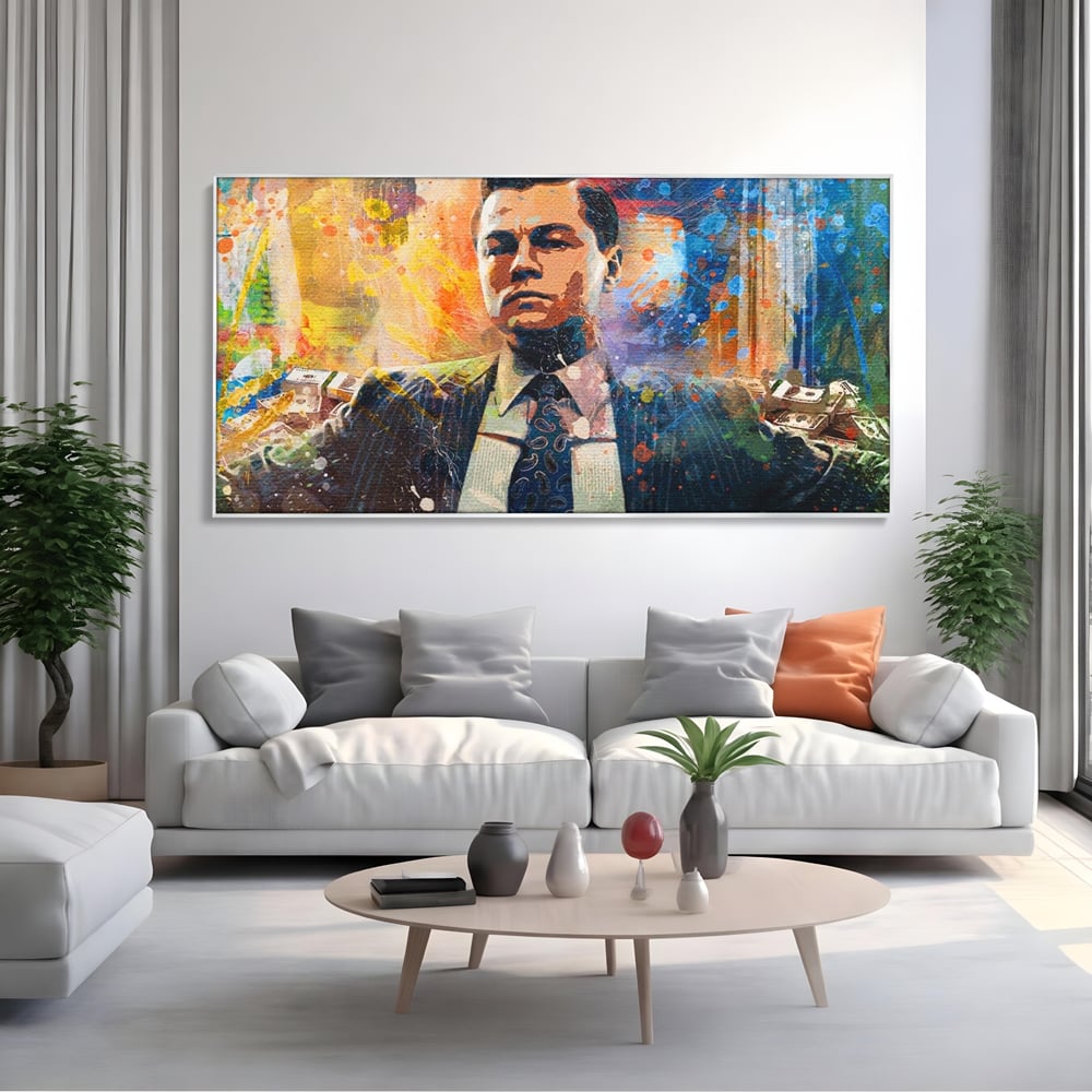 Tablou canvas cu tablou canvas cu leonardo dicaprio si bani, in rama de aluminiu argintiu, pe perete intr-un living
