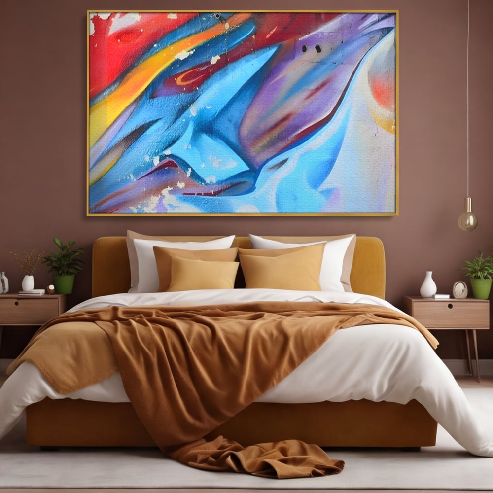 Tablou canvas cu pictura abstracta cu graffiti multicolor, in rama de aluminiu auriu, pe perete intr-un dormitor