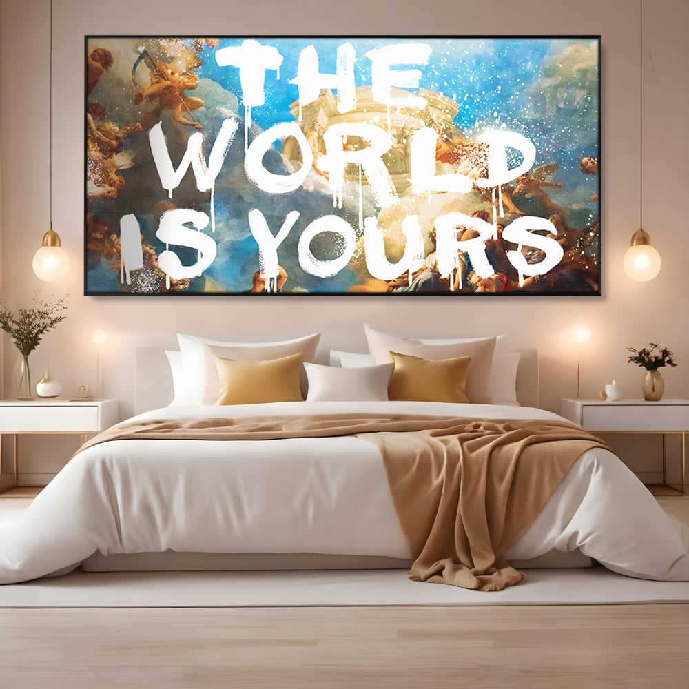 Tablou canvas cu pictura renascentista cu text alb, in rama de aluminiu negru, pe perete intr-un dormitor
